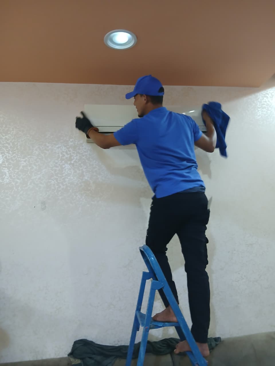 صيانة وتنظيف المكيفات